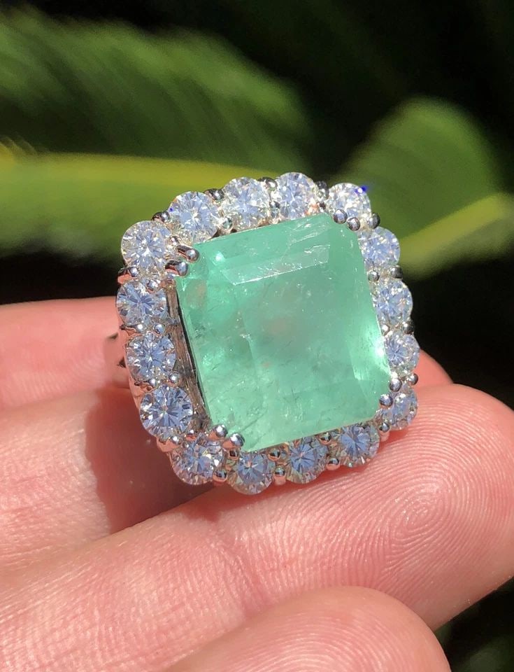 16.13CT COLOMBIAN NATURAL GREEN EMERALD & 4.00CT VS-SI DIAMOND 14K GOLD RING: 16.13CT COLOMBIAN NATURAL GREEN EMERALD & 4.00CT VS-SI DIAMOND 14K GOLD RING 16.13ct Colombian Natural Green Emerald & 4.00ct VS-SI Diamond 14k Gold Ring Featuring A high quality Colombian Emerald in 