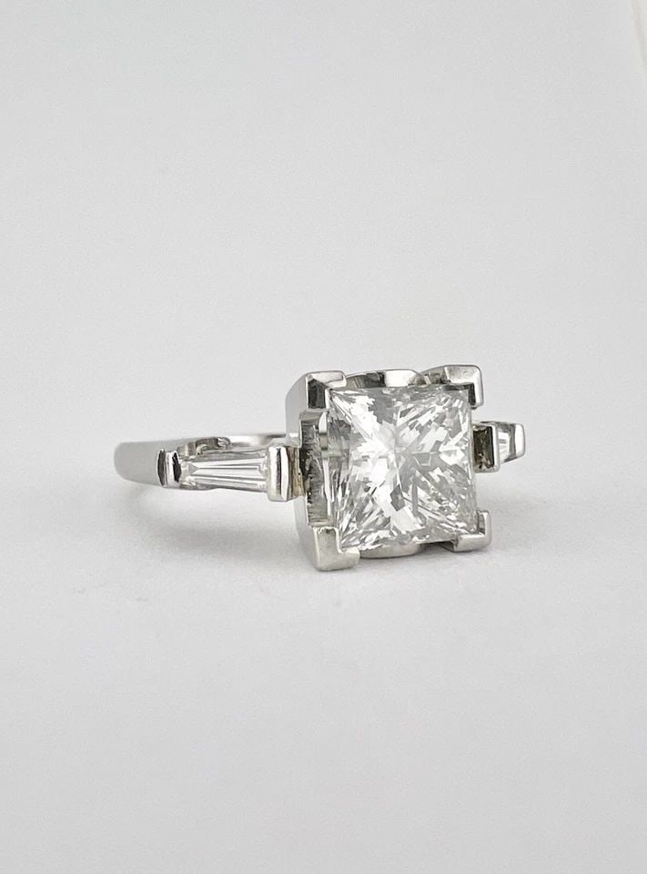VINTAGE PLATINUM 2.10CT PRINCESS CUT DIAMOND ENGAGEMENT RING: Vintage Platinum 2.10Ct Princess Cut Diamond Engagement Ring Ring Size: 7.75 - Can be Resized Total Weight is 7.3 Grams on my scale Metal: Platinum - Not Sure The Metal Purity Center Princess Cut Diam