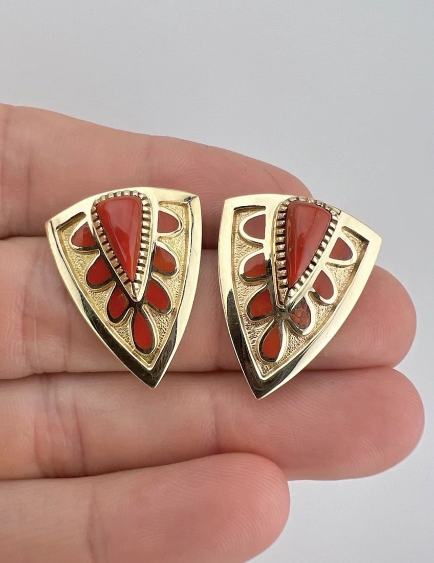 VERNON HASKIE NAVAJO 14K YELLOW GOLD MEDITERRANEAN CORAL CONTEMPORARY EARRINGS: RARE Vernon Haskie Navajo 14k Yellow Gold Mediterranean Coral Contemporary Earrings Size: 1 1/8" (27mm) Tall & 7/8" (21mm) Wide Weight is 18.2 Grams on my scale Metal: 14k Yellow Gold Amazing Natural 