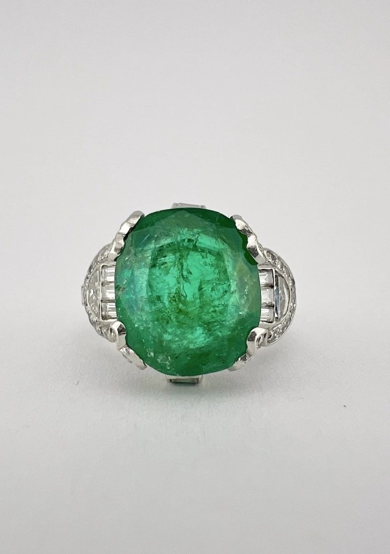 ANTIQUE ART DECO PLATINUM 5.00CT + VIVID GREEN EMERALD & DIAMOND WOMEN'S RING: Antique Art Deco 5.00ct + Platinum Vivid Green Emerald & Diamond Women's Ring Ring Size: Around Size 5 Weight is 7.0 Grams on my scale Metal: .900 Platinum - Hallmarked Natural Vivid Green Emerald & D