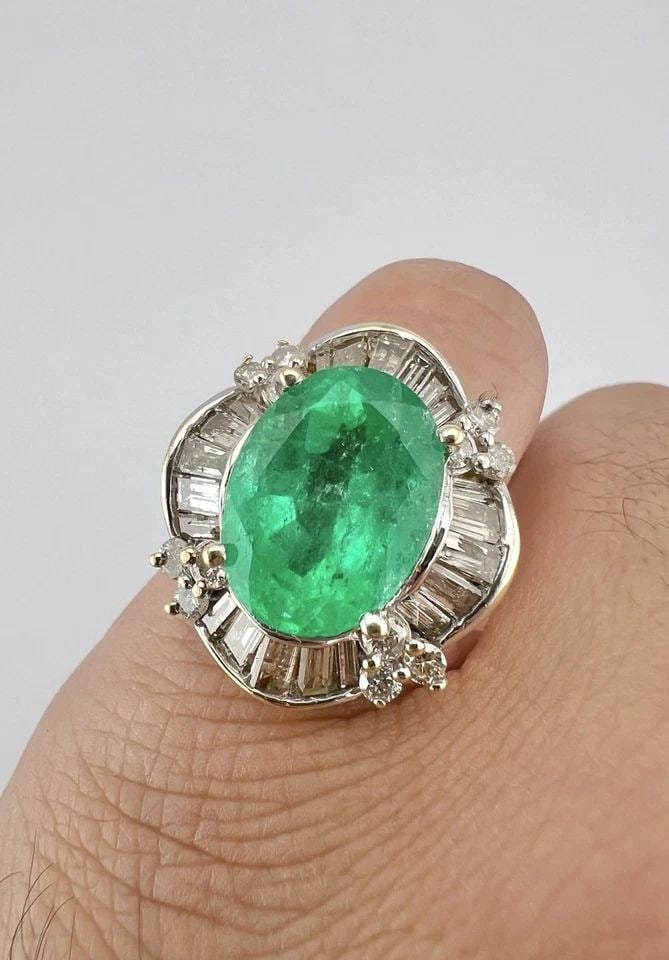 VINTAGE 14K YELLOW GOLD 11.00CT GREEN EMERALD & 2.50CT DIAMOND HALO RING: VINTAGE 14K YELLOW GOLD 11.00CT GREEN EMERALD & 2.50CT DIAMOND HALO RING Vintage 14k Yellow Gold 11.00ct Green Emerald & 2.50ct Diamond Halo Ring Ring Size: 7.25 - Can be Resized With Out Damage Weigh
