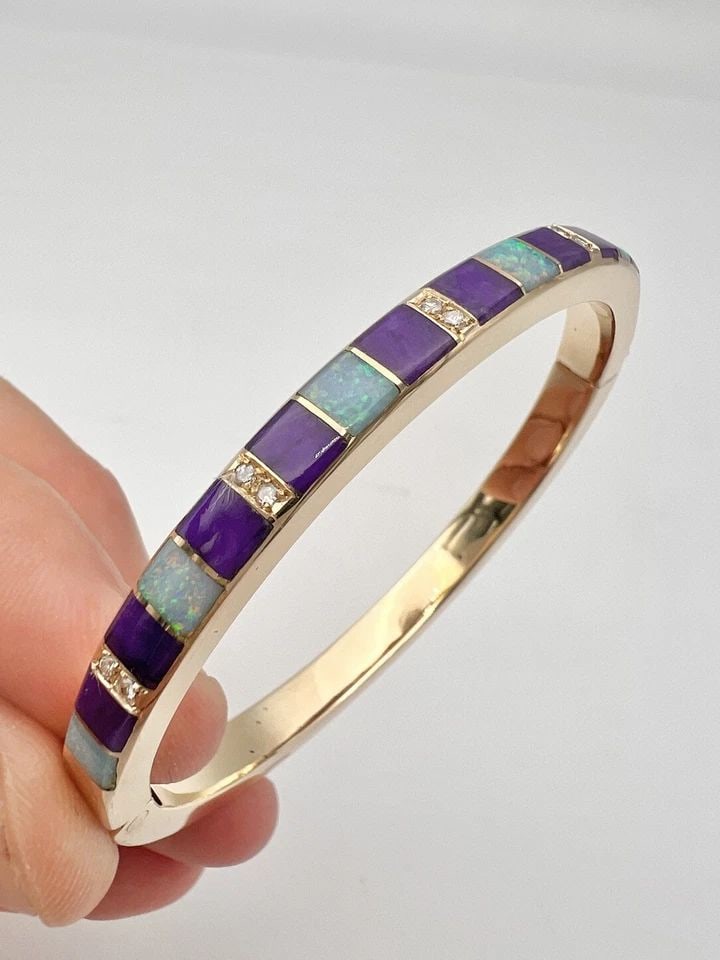 VTG NAVAJO 14K YELLOW GOLD NATURAL SUGILITE & FIRE OPAL DIAMOND BANGLE BRACELET: VTG NAVAJO 14K YELLOW GOLD NATURAL SUGILITE & FIRE OPAL DIAMOND BANGLE BRACELET Vtg Navajo 14K Yellow Gold Natural Sugilite & Fire Opal Diamond Bangle Bracelet Bangle Will Fit A Wrist Up to 6 1/2" Lon