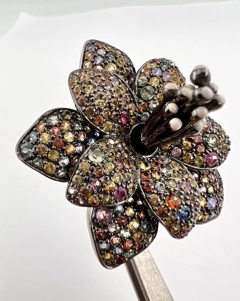 DESIGNER 14K GOLD RAINBOW MULTI COLOR SAPPHIRE 15CT + RHODIUM FLOWER RING 27.5G: DESIGNER 14K GOLD RAINBOW MULTI COLOR SAPPHIRE 15CT + RHODIUM FLOWER RING 27.5G Designer 14k Gold Rainbow Multi Color Sapphire 15ct + Rhodium Flower Ring 27.5g Ring Size: 7 Face of The Flower Ring is 