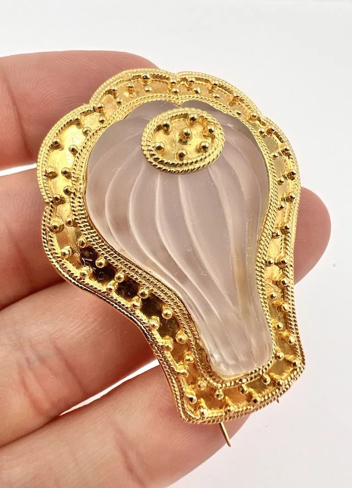 ANTIQUE EUROPEAN 21K YELLOW GOLD CARVED FROSTED ROCK CRYSTAL QUARTZ FUR BROOCH (1 of 2)