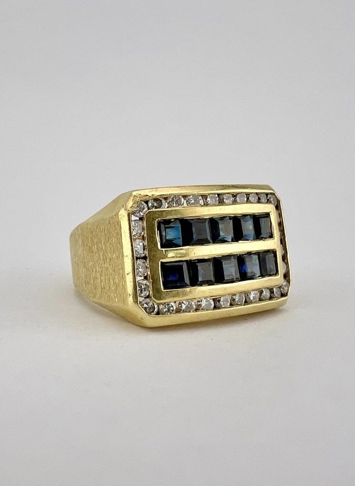 VINTAGE 18K YELLOW GOLD CHANNEL SET PRINCESS CUT SAPPHIRE & DIAMOND MEN'S RING: Vintage 18K Yellow Gold Channel Set Princess Cut Sapphire & Diamond Men's Ring Ring Size: 8.75 - Can be Resized for an Extra Cost Weight is 16.7 Grams on my scale Metal: 18k Yellow Gold - Hallmarked (