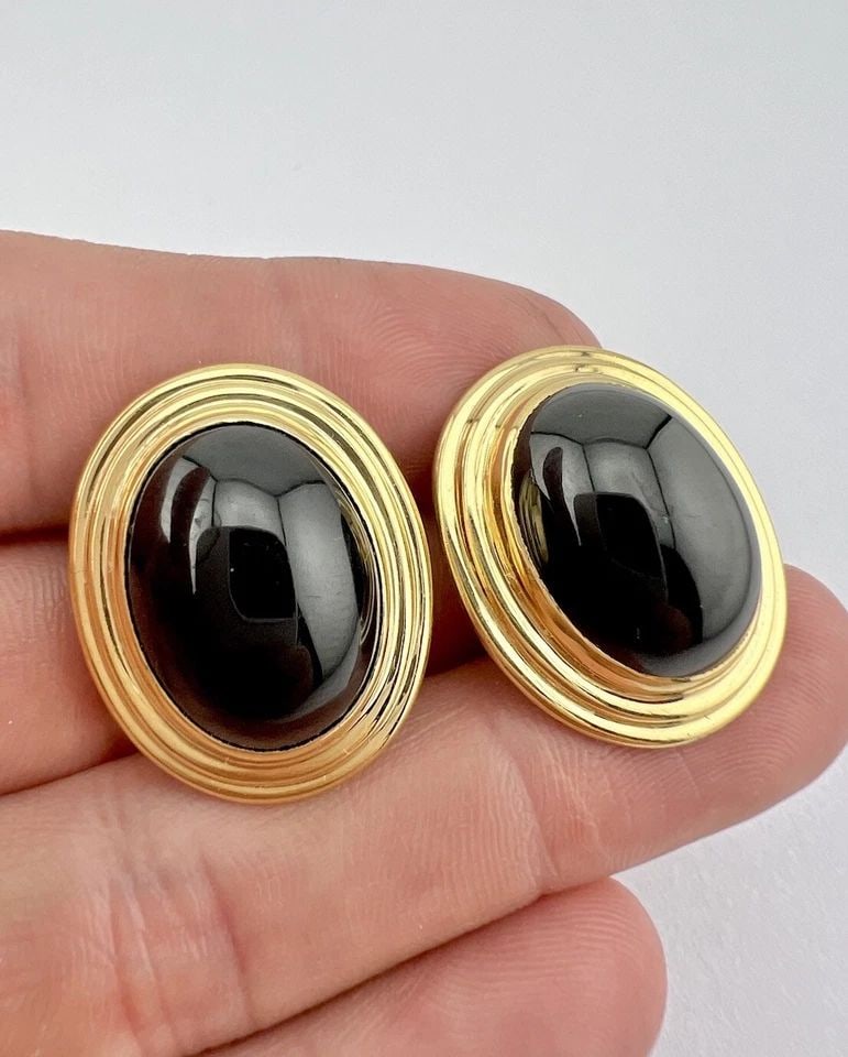DESIGNER 18K YELLOW GOLD BLACK GEMSTONE OMEGA BACK POST EARRINGS 25.3G: DESIGNER 18K YELLOW GOLD BLACK GEMSTONE OMEGA BACK POST EARRINGS 25.3G Designer 18k Yellow Gold Black Gemstone Omega Back Post Earrings 25.3g Size: 1 1/8" Tall - 7/8" Wide Metal: 18k Yellow Gold Weigh