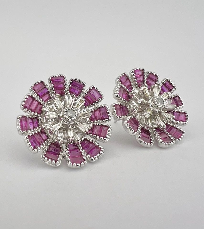 FINE 18K WHITE GOLD BAGUETTE RUBY & DIAMOND 3D FLOWER OMEGA BACK EARRINGS 15.3G: FINE 18K WHITE GOLD BAGUETTE RUBY & DIAMOND 3D FLOWER OMEGA BACK EARRINGS 15.3G Designer Fine 18k White Gold Baguette Ruby & Diamond 3D Flower Omega Back Earrings 15.3g Size: 1" Tall & Wide Metal: 18k