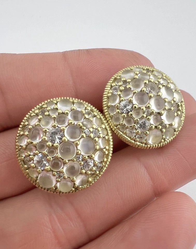 JUDITH RIPKA 18K YELLOW GOLD MOONSTONE & SAPPHIRE OMEGA BACK EARRINGS 19.4G: JUDITH RIPKA 18K YELLOW GOLD MOONSTONE & SAPPHIRE OMEGA BACK EARRINGS 19.4G Judith Ripka 18K Yellow Gold Moonstone & Sapphire Omega Back Earrings 19.4g Size: 7/8" (21mm) Tall & Wide Metal: 18k Yellow 