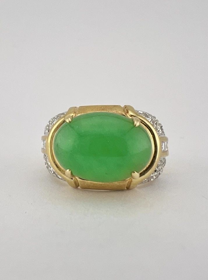 ANTIQUE 18K YELLOW GOLD CABOCHON APPLE GREEN JADE & .85CT DIAMOND RING 11G: ANTIQUE 18K YELLOW GOLD CABOCHON APPLE GREEN JADE & .85CT DIAMOND RING 11G Antique 18k Yellow Gold Cabochon Apple Green Jade & .85ct Diamond Ring 11g Ring Size: 5.75 - Can Be Resized Metal: 18k Yellow