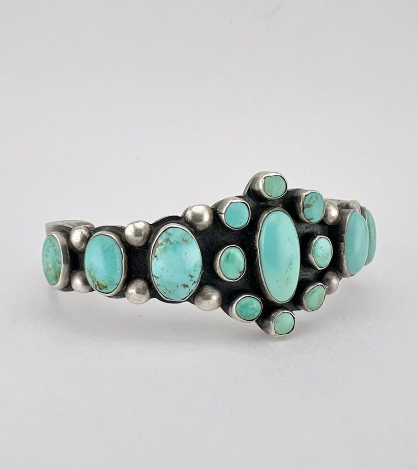 1930S NAVAJO COIN SILVER INGOT CERRILLOS TURQUOISE STAMPED CUFF BRACELET 51.8G: OLD 1930s Navajo Coin Silver INGOT Cerrillos Turquoise Stamped Cuff Bracelet 51.8g Cuff is Just Over 5 1/4" tip to Tip and has a 1 1/4" Wide Gap Cuff Is 1 1/8" Wide In the Center Weight is 51.8 Grams 