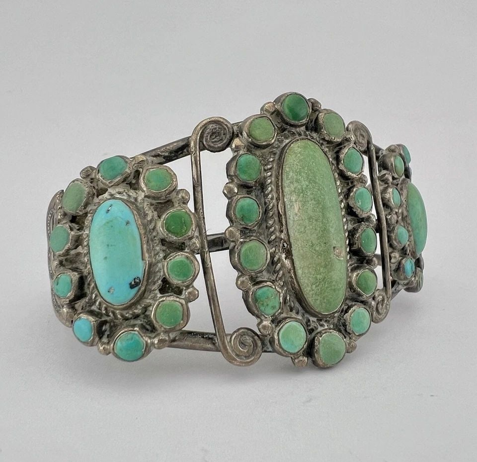 1920'S EARLY ZUNI COIN SILVER GREEN CERILLOS TURQUOISE CLUSTER CUFF BRACELET: 1920'S EARLY ZUNI COIN SILVER GREEN CERILLOS TURQUOISE CLUSTER CUFF BRACELET Antique 1920's Early Zuni Coin Silver Green CERILLOS Turquoise Cluster Cuff Bracelet Cuff is 5 7/8" tip to Tip and has a 1 