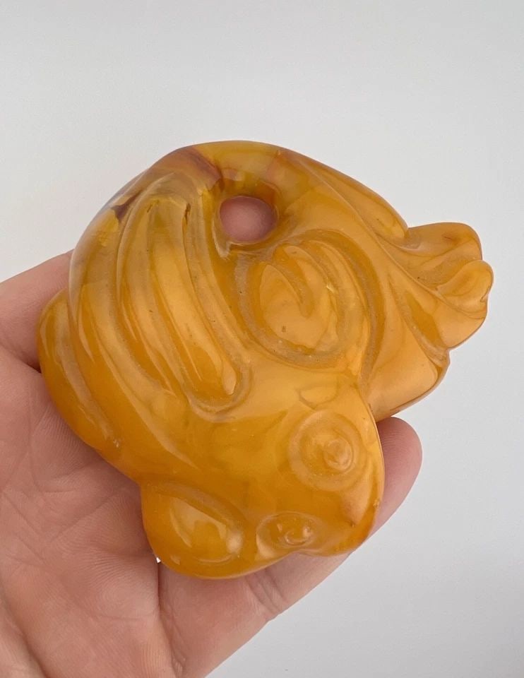 ANTIQUE OLD CHINESE BUTTERSCOTCH EGG YOLK AMBER CARVED KOI FISH PENDANT 100G (1 of 2)