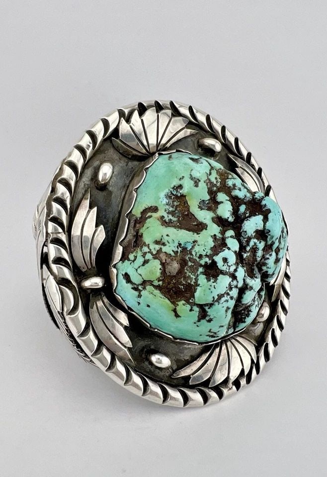 HUGE VTG NAVAJO STERLING SILVER SEAFOAM TURQUOISE STAMPED CUFF BRACELET 197.5G: HUGE VTG NAVAJO STERLING SILVER SEAFOAM TURQUOISE STAMPED CUFF BRACELET 197.5G Huge Vtg Navajo Sterling Silver Seafoam Turquoise Stamped Cuff Bracelet 197.5g Cuff is 5" tip to Tip and has a 1 3/4" Adj