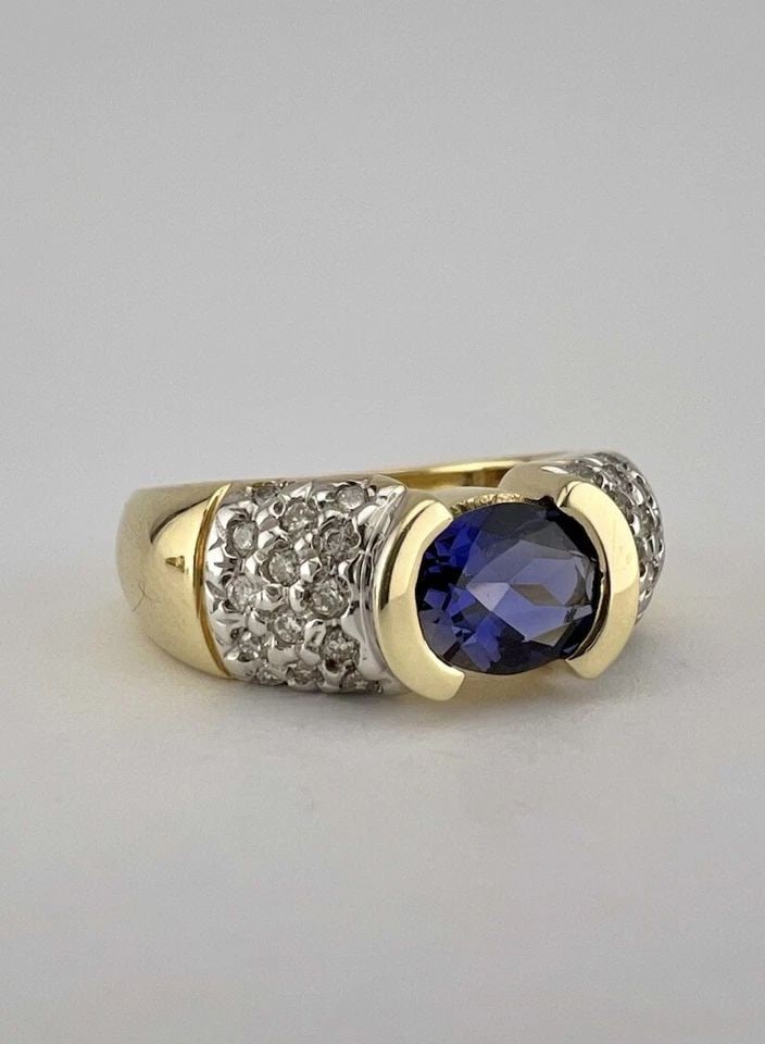 DESIGNER 14K YELLOW GOLD OVAL TANZANITE & PAVE SET DIAMOND BAND RING: DESIGNER 14K YELLOW GOLD OVAL TANZANITE & PAVE SET DIAMOND BAND RING Designer 14k Yellow Gold Oval Tanzanite & Pave Set Diamond Band Ring Size: 7.5 - Can Be Resized Weight is 8.9 Grams on my scale Met