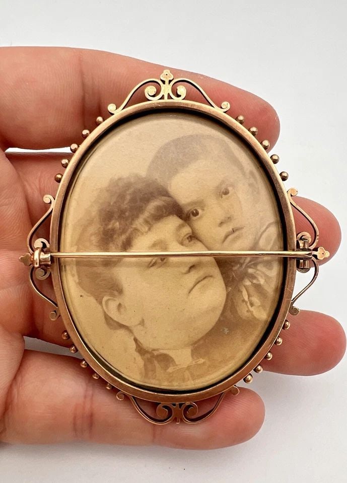 3" VICTORIAN ETRUSCAN 14K YELLOW GOLD DOUBLE SIDED PHOTO LOCKET PIN BROOCH 50G: 3" VICTORIAN ETRUSCAN 14K YELLOW GOLD DOUBLE SIDED PHOTO LOCKET PIN BROOCH 50G 3" Victorian Etruscan 14k Yellow Gold Double Sided Photo Locket Pin Brooch 50g Size: 3" Tall By 2 5/8" Wide & Almost 1/2 