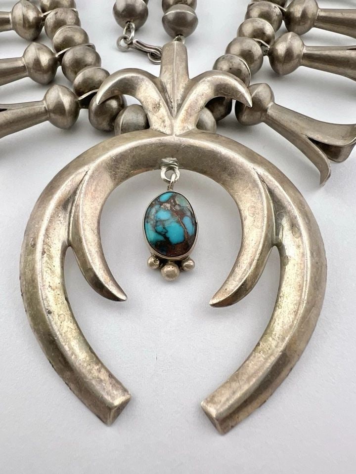 OLD NAVAJO COIN SILVER BENCH BEAD BISBEE TURQUOISE SQUASH BLOSSOM NECKLACE 215G: OLD NAVAJO COIN SILVER BENCH BEAD BISBEE TURQUOISE SQUASH BLOSSOM NECKLACE 215G Old Navajo Coin Silver Bench Bead Bisbee Turquoise Squash Blossom Necklace 215g This Amazing necklace features Amazing H