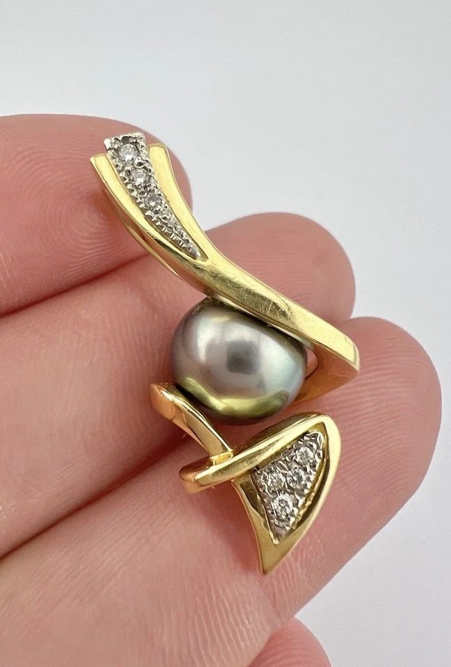 DESIGNER 18K YELLOW GOLD NATURAL 10MM TAHITIAN PEARL & DIAMOND FREE FORM PENDANT: DESIGNER 18K YELLOW GOLD NATURAL 10MM TAHITIAN PEARL & DIAMOND FREE FORM PENDANT Designer 18k Yellow Gold Natural 10mm Tahitian Pearl & Diamond Free Form Pendant Size: 1 1/4" Tall by 58" Wide Metal: 1