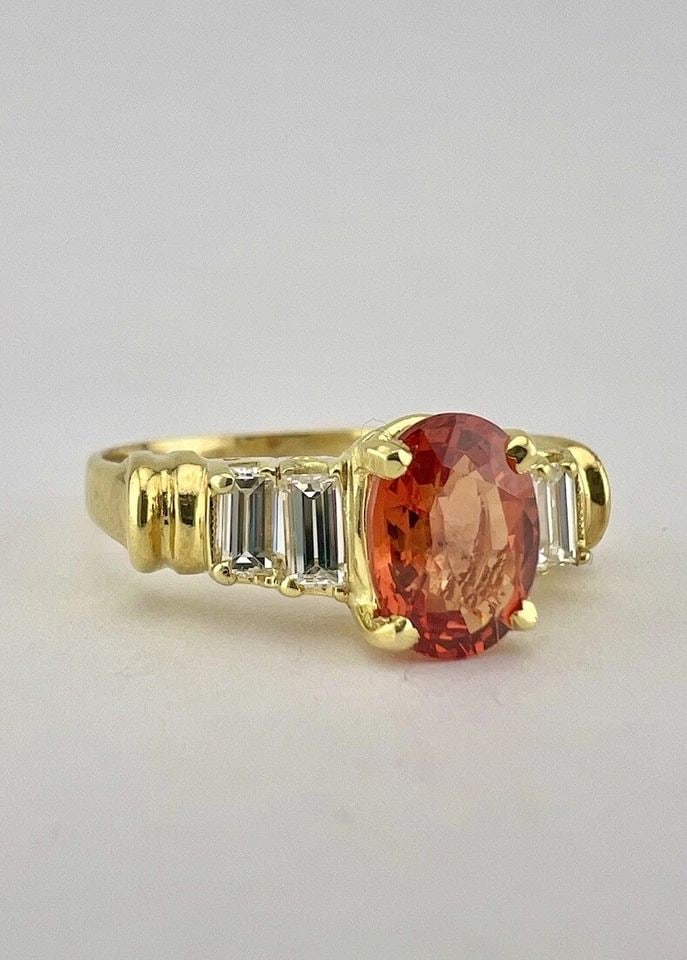DESIGNER 14K YELLOW GOLD ORANGE SAPPHIRE & BAGUETTE DIAMOND RING: DESIGNER 14K YELLOW GOLD ORANGE SAPPHIRE & BAGUETTE DIAMOND RING Designer 14k Yellow Gold Orange Sapphire & Baguette Diamond Ring Size: 8.25 - Can Be Resized Weight is 4.2 Grams on my scale Metal: 14k