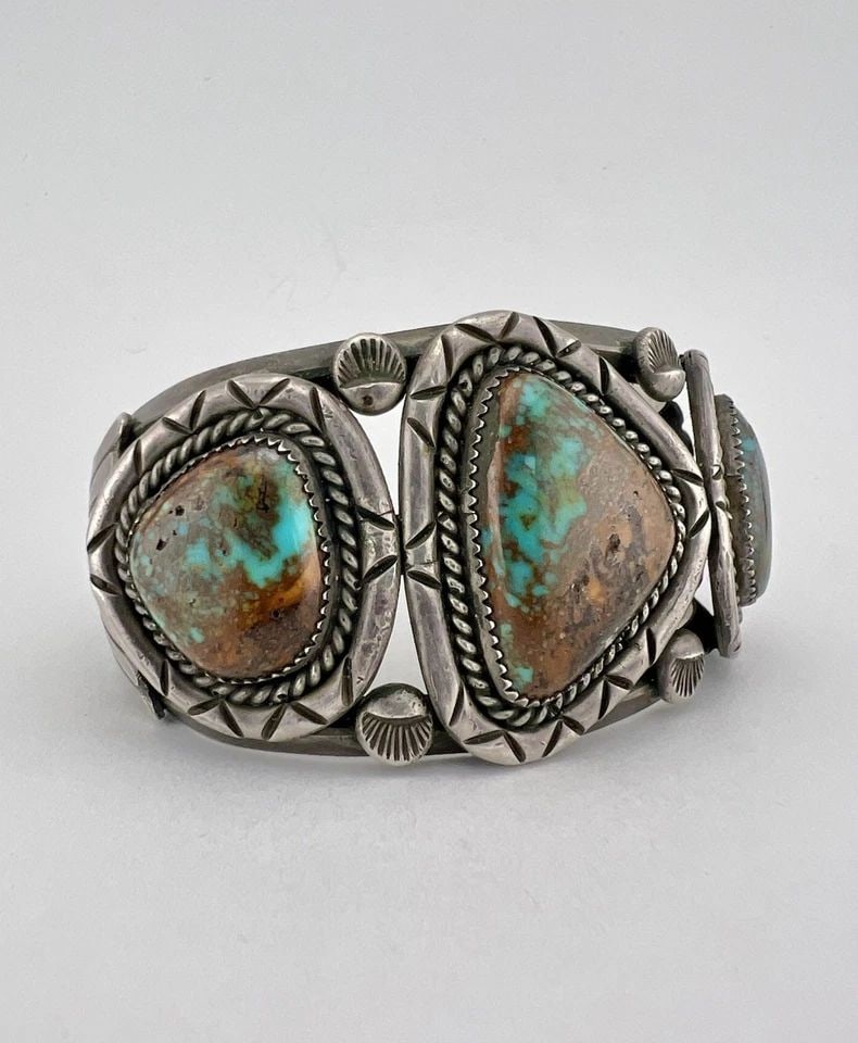 VINTAGE NAVAJO BISBEE TURQUOISE STERLING SILVER STAMPED WIDE CUFF BRACELET 89G: VINTAGE NAVAJO BISBEE TURQUOISE STERLING SILVER STAMPED WIDE CUFF BRACELET 89G Vintage Navajo Bisbee Turquoise Sterling Silver Stamped Wide Cuff Bracelet 89g Cuff is 5 5/8" tip to Tip and has an 1 1/4