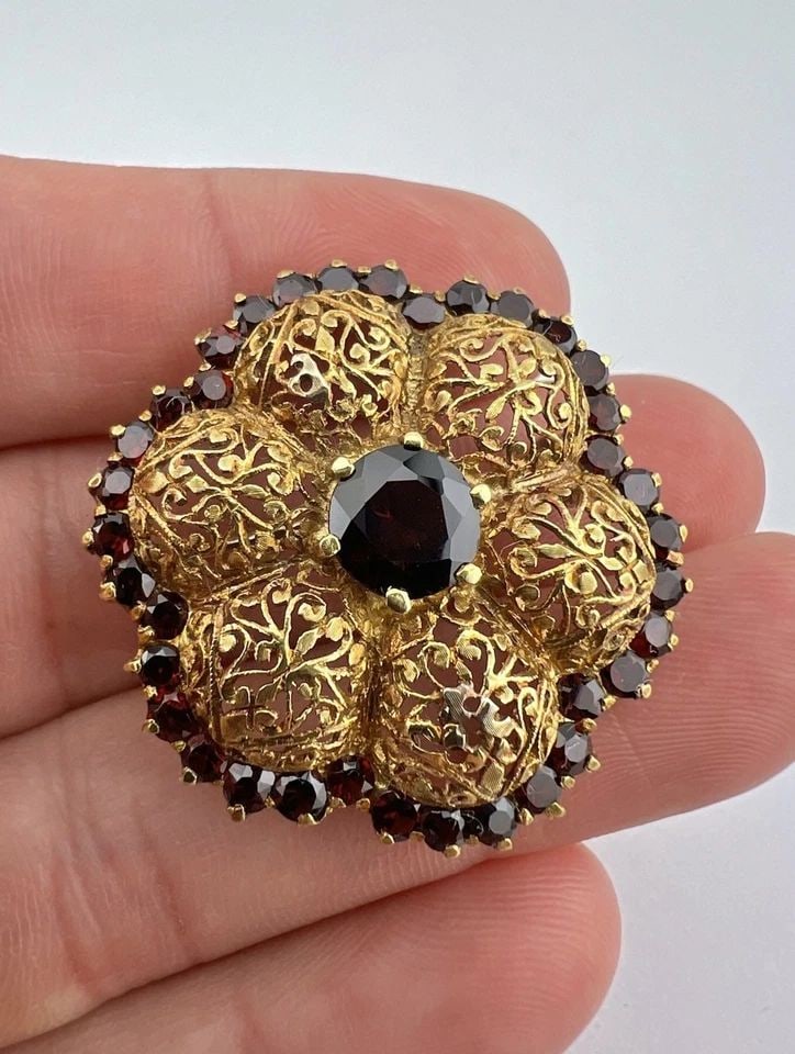 ANTIQUE LEBOLT ARTS & CRAFTS 18K YELLOW GOLD GARNET FILIGREE FLOWER BROOCH 10G: ANTIQUE LEBOLT ARTS & CRAFTS 18K YELLOW GOLD GARNET FILIGREE FLOWER BROOCH 10G Antique Lebolt Arts & Crafts 18k Yellow Gold Garnet Filigree Flower Pin Brooch 10g Size: Over 1 1/4" Tall & Wide Metal: 1