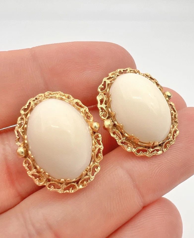 18K YELLOW GOLD CARVED CABOCHON ANGLE SKIN CORAL OMEGA BACK STUD EARRINGS -13.2G (1 of 2)