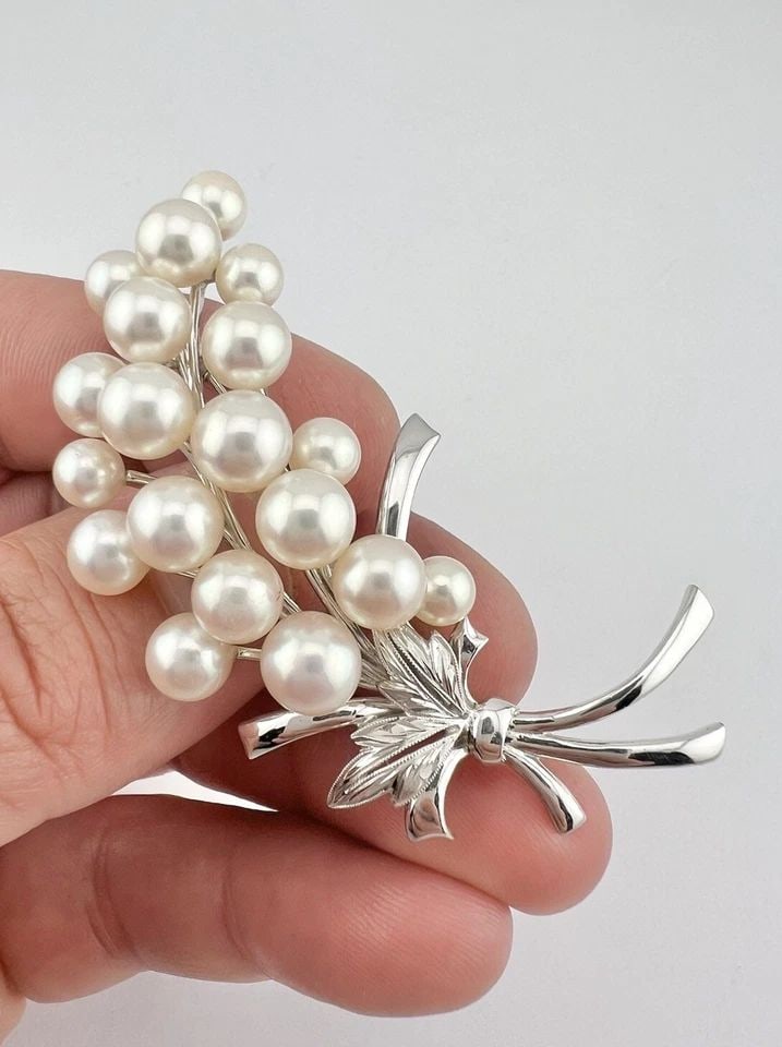 VINTAGE MIKIMOTO 14K WHITE GOLD 19 AKOYA PEARLS FLORAL BROOCH 16.3G - 2 3/8": VINTAGE MIKIMOTO 14K WHITE GOLD 19 AKOYA PEARLS FLORAL BROOCH 16.3G - 2 3/8" Vintage Mikimoto 14K White Gold 19 Akoya Pearls Floral Brooch 16.3g - 2 3/8" Size: 2 3/8" Wide By 1 3/8" At Its Tallest Poi