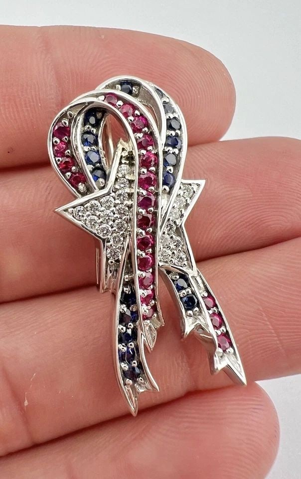 DESIGNER A. JAFFE 18K WHITE GOLD DIAMOND & RUBY & SAPPHIRE STAR RIBBON PENDANT: DESIGNER A. JAFFE 18K WHITE GOLD DIAMOND & RUBY & SAPPHIRE STAR RIBBON PENDANT Designer A. Jaffe 18K White Gold Diamond & Ruby & Sapphire Star Ribbon Pendant Size: 1 3/8" Tall By 5/8" Wide Metal: 18k 