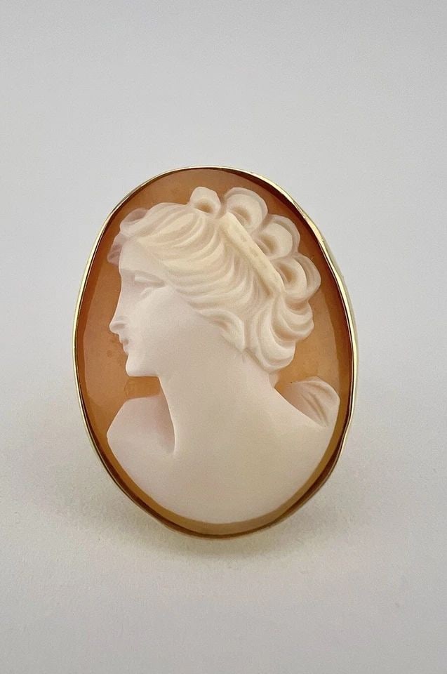ANTIQUE 18K YELLOW GOLD CARVED WOMEN SHELL CAMEO OVAL RING 10G: ANTIQUE 18K YELLOW GOLD CARVED WOMEN SHELL CAMEO OVAL RING 10G Antique 18k Yellow Gold Carved Women Shell Cameo Oval Ring 10g Ring Size: 7.5 - Can Be Resized Metal: 18k Yellow Gold Weight is 10.0 Gram
