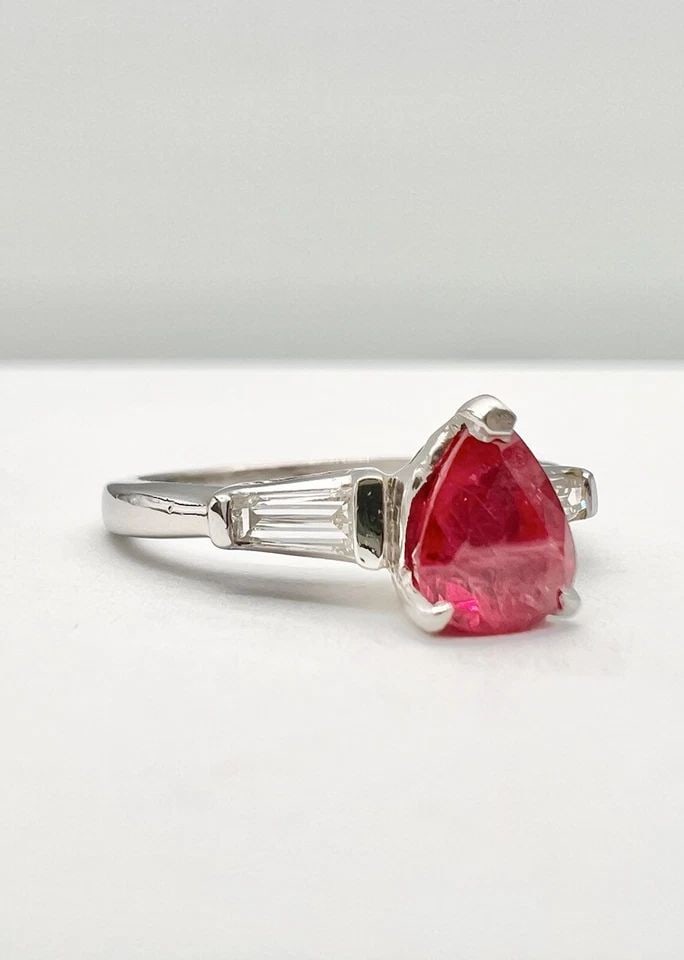 ANTIQUE ART DECO .85CT PEAR SHAPED BURMA RUBY & VS .20CT BAGUETTE DIAMOND RING: ANTIQUE ART DECO .85CT PEAR SHAPED BURMA RUBY & VS .20CT BAGUETTE DIAMOND RING Antique Art Deco .85ct Pear Shaped Burma Ruby & VS .20ct Baguette Diamond Ring Ring Size: 6.25 - Can Be Resized Metal: Pl