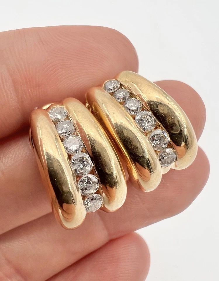 DESIGNER 14K YELLOW GOLD 1.32TCW DIAMOND OMEGA BACK HUGGIE POST EARRINGS 9.1G: DESIGNER 14K YELLOW GOLD 1.32TCW DIAMOND OMEGA BACK HUGGIE POST EARRINGS 9.1G Designer 14K Yellow Gold 1.32tcw Diamond Omega Back Huggie Post Earrings 9.1g Size: 3/4" Tall & 3/8" Wide (18mm x 10.5mm) 