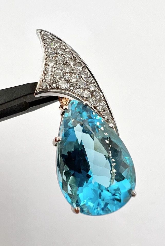 FINE 18CT LONDON BLUE TOPAZ WHITE GOLD 1.00CT APPROX DIAMOND ENHANCER PENDANT: FINE 18CT LONDON BLUE TOPAZ WHITE GOLD 1.00CT APPROX DIAMOND ENHANCER PENDANT Fine 18.80ct Pear London Blue Topaz White & Yellow Gold VS 1.00ct Diamond Enhancer Pendant Size: Over 1 1/2" Tall By 5/8" 