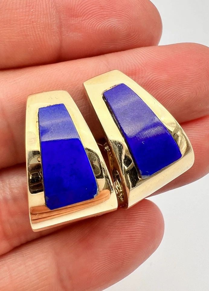 DESIGNER MODERNIST 14K YELLOW GOLD LAPIS LAZULI OMEGA BACK J HOOP CLIP EARRINGS: DESIGNER MODERNIST 14K YELLOW GOLD LAPIS LAZULI OMEGA BACK J HOOP CLIP EARRINGS Designer Modernist 14K Yellow Gold Lapis Lazuli Omega Back J Hoop Clip Earrings Size: 1" Tall By 5/8" At Its Widest Poin