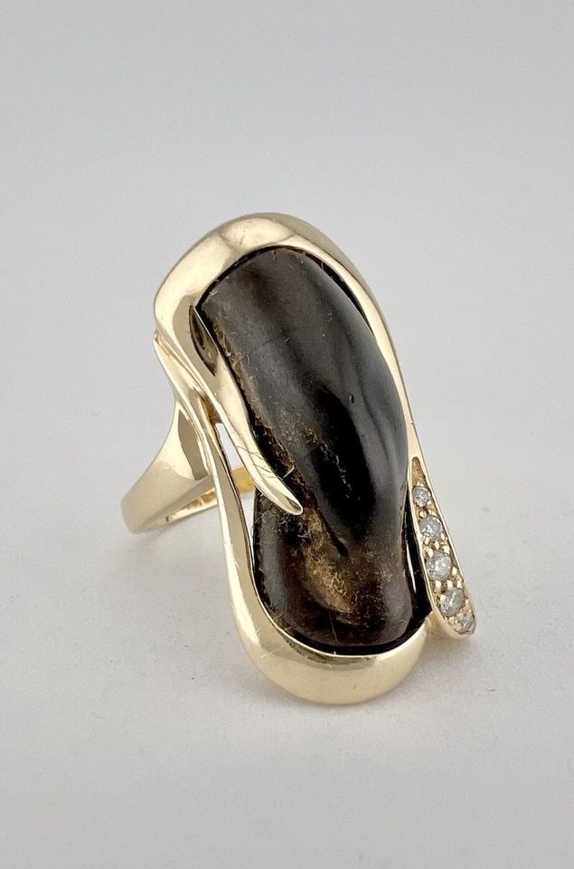 ANTIQUE CHINESE 14K YELLOW GOLD CARVED FREE FORM & DIAMOND RING - 12.8G: ANTIQUE CHINESE 14K YELLOW GOLD CARVED FREE FORM & DIAMOND RING - 12.8G Antique Chinese 14K Yellow Gold Carved Free Form & Diamond Ring - 12.8g Size: 9.75 - Can Be Resized Total Weight is 12.8 Grams o