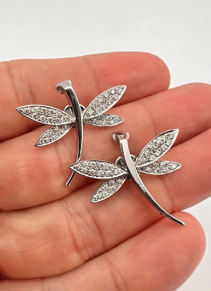 DESIGNER 14K-18K WHITE GOLD & VS .64CT DIAMOND DRAGONFLY POST EARRINGS: DESIGNER 18K WHITE GOLD & VS .64CT DIAMOND DRAGONFLY POST EARRINGS 9.2G Designer 18k White Gold & Vs .64ct Diamond Dragonfly Post Earrings 9.2g Size: 1" Tall by 1 1/8" Wide metal: Hallmarked 18k Gold 