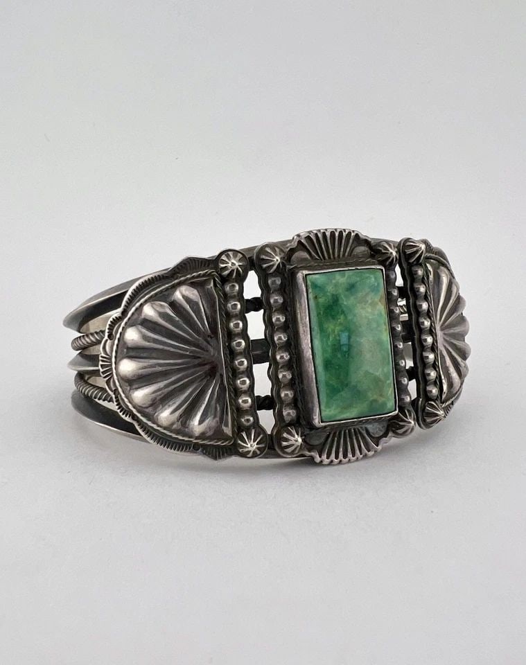 RARE AL SOMERS APACHE STERLING SILVER GREEN ROYSTON TURQUOISE CUFF BRACELET: RARE AL SOMERS APACHE STERLING SILVER GREEN ROYSTON TURQUOISE CUFF BRACELET RARE Al Somers Apache Sterling Silver Green Royston Turquoise Cuff Bracelet Cuff is 5 1/4" tip to Tip and has a 1 1/4" Wide 
