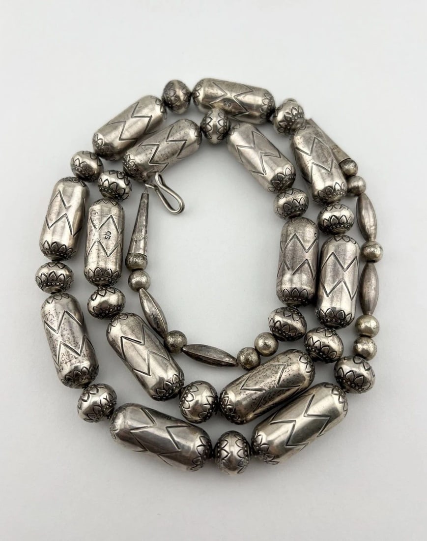 125.5G VTG NAVAJO STERLING SILVER STAMPED PEARL BENCH BARREL BEAD NECKLACE 35.5": 125.5g Vtg Navajo Sterling Silver Stamped Pearl Bench Barrel Bead Necklace 35.5" SOLID STERLING SILVER SMOOTH & STAMPED DESIGN BENCH BEAD NECKLACE SIZE - 35.5" in Length WEIGHT - 125.5 Grams on my sca