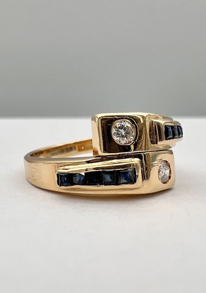 DESIGNER 18K YELLOW GOLD BAGUETTE BLUE SAPPHIRE & DIAMOND CROSSOVER BYPASS RING (1 of 2)