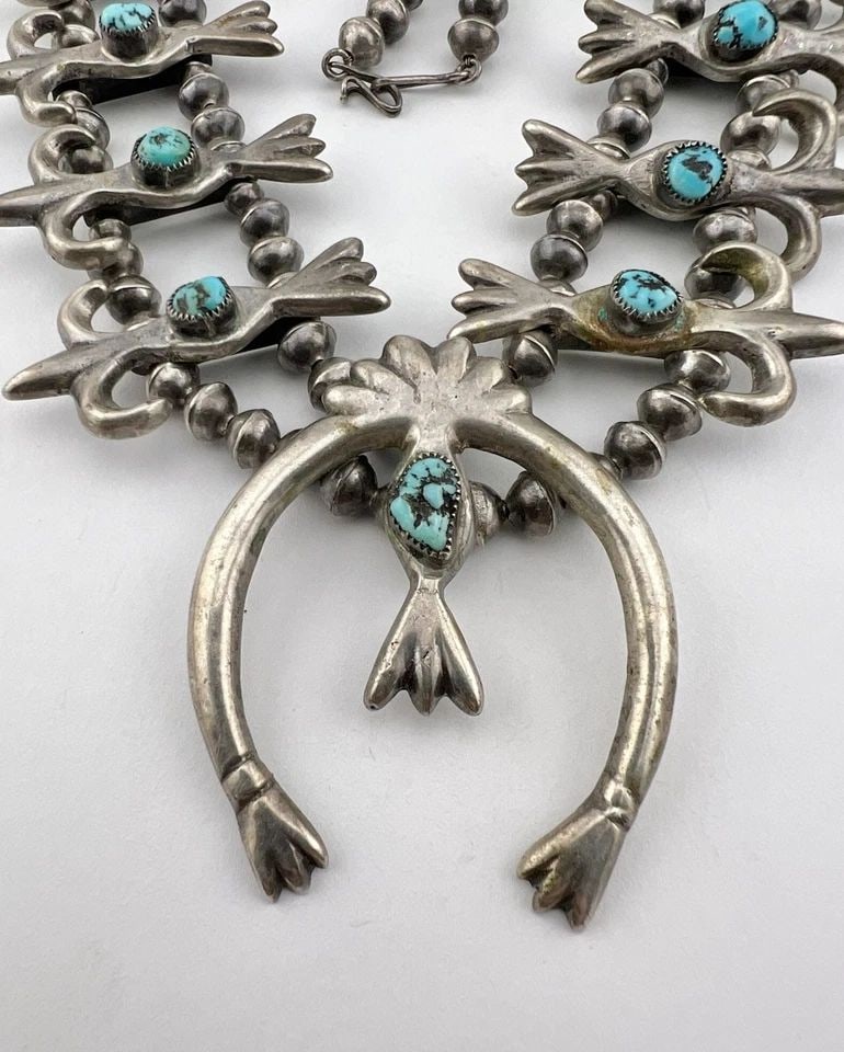 VTG NAVAJO SANDCAST STERLING SILVER KINGMAN TURQUOISE SQUASH BLOSSOM NECKLACE: VTG NAVAJO SANDCAST STERLING SILVER KINGMAN TURQUOISE SQUASH BLOSSOM NECKLACE Vtg Navajo Sandcast Sterling Silver Kingman Turquoise Squash Blossom Necklace 25.75" This Amazing necklace features huge s