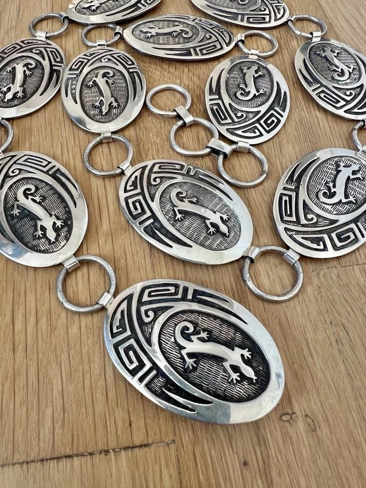 VTG D CHAVEZ & YELLOWHORSE NAVAJO STERLING SILVER LIZARD LINK CONCHO BELT 272.6G: VTG D CHAVEZ & YELLOWHORSE NAVAJO STERLING SILVER LIZARD LINK CONCHO BELT 272.6G Vtg D Chavez & Yellowhorse Navajo Sterling Silver Lizard Link Concho Belt 272.6g Belt Is 38" Long Tip To Tip - Adjustab