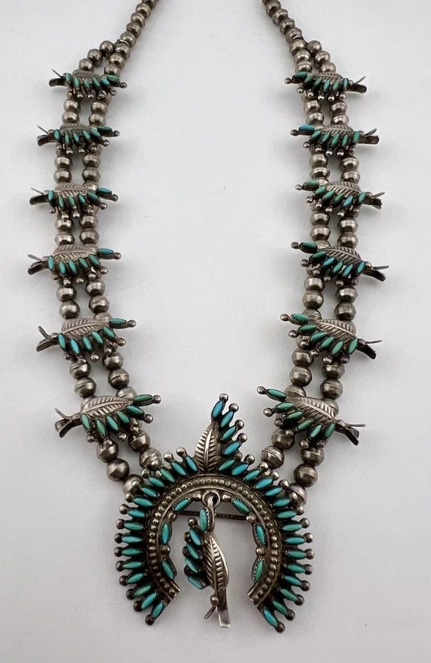VINTAGE ZUNI STERLING SILVER NEEDLEPOINT TURQUOISE SQUASH BLOSSOM MINI NECKLACE: VINTAGE ZUNI STERLING SILVER NEEDLEPOINT TURQUOISE SQUASH BLOSSOM MINI NECKLACE Vintage Zuni Sterling Silver Needlepoint Turquoise Squash Blossom Mini Necklace This Amazing necklace features Natural V