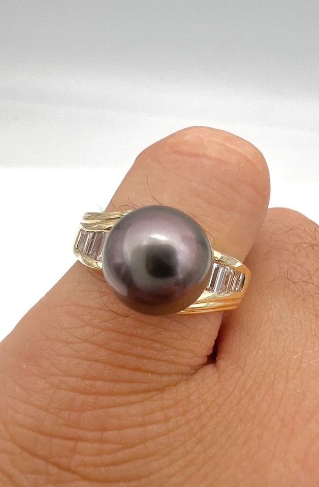 DESIGNER 14K YELLOW GOLD 10MM TAHITIAN PEARL & VS .50CT BAGUETTE DIAMOND RING: DESIGNER 14K YELLOW GOLD 10MM TAHITIAN PEARL & VS .50CT BAGUETTE DIAMOND RING Designer 14K Yellow Gold 10mm Tahitian Pearl & VS .50ct Baguette Diamond Ring Ring Size: 8.75 - Can Be Resized Total Weigh