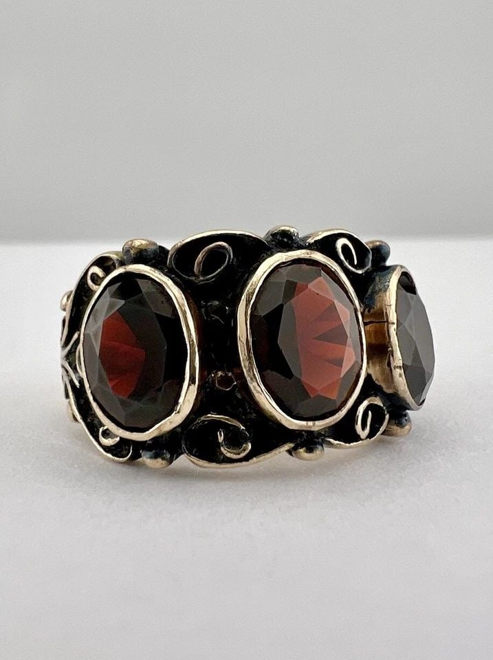 VICTORIAN ETRUSCAN 14K YELLOW GOLD OLD CUT GARNET ENGRAVED SCROLL RING: VICTORIAN ETRUSCAN 14K YELLOW GOLD OLD CUT GARNET ENGRAVED SCROLL RING Victorian Etruscan 14k Yellow Gold Old Cut Garnet Engraved Scroll Ring Size: 7 - Can be Resized Weight is 6.9 Grams on my scale M