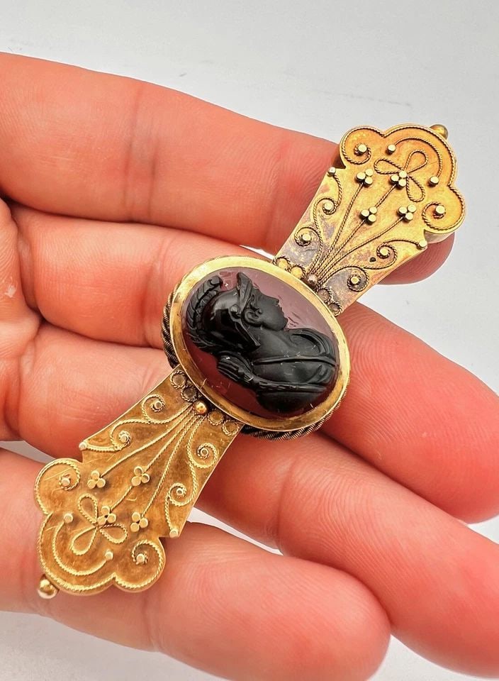 ANTIQUE VICTORIAN ETRUSCAN 14K YELLOW GOLD HARDSTONE INTAGLIO CAMEO PIN BROOCH: ANTIQUE VICTORIAN ETRUSCAN 14K YELLOW GOLD HARDSTONE INTAGLIO CAMEO PIN BROOCH Antique Victorian Etruscan 14k Yellow Gold Hardstone Intaglio Cameo Pin Brooch Size: Just Under 3" Wide By 1" Tall Metal: