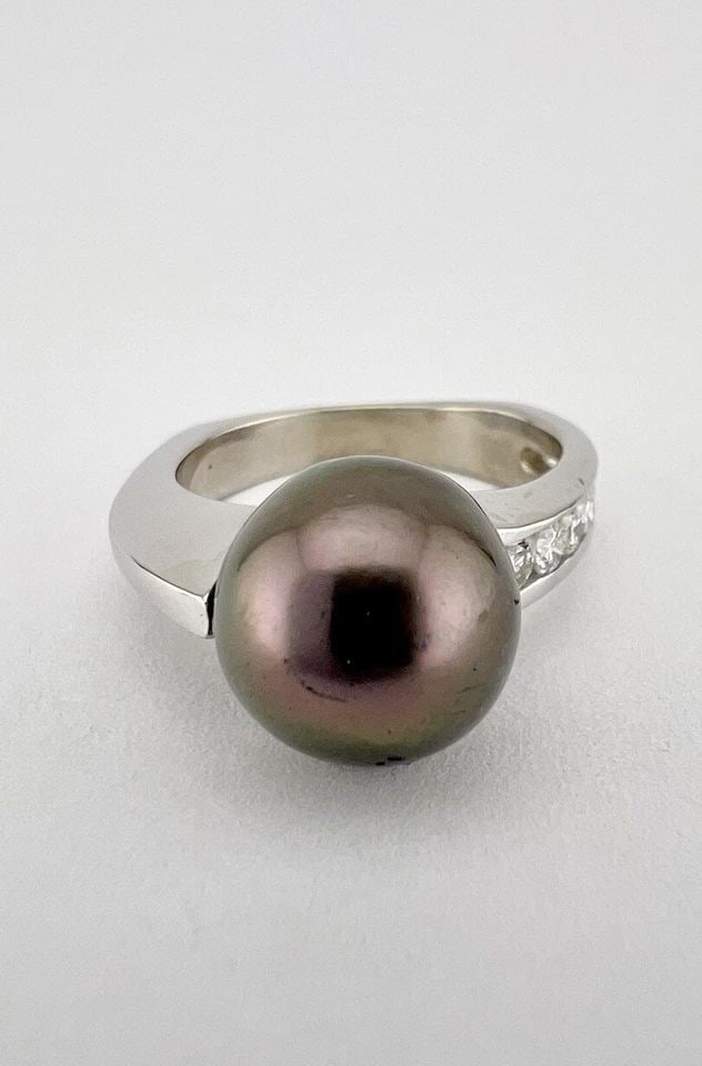 CONTEMPORARY 14K WHITE GOLD 10MM TAHITIAN PEARL & .25CT CHANEL SET DIAMOND RING: CONTEMPORARY 14K WHITE GOLD 10MM TAHITIAN PEARL & .25CT CHANEL SET DIAMOND RING Designer Contemporary 14K White Gold 10mm Tahitian Pearl & .25ct Chanel Set Diamond Ring Ring Size: 7 - Can Be Resized T