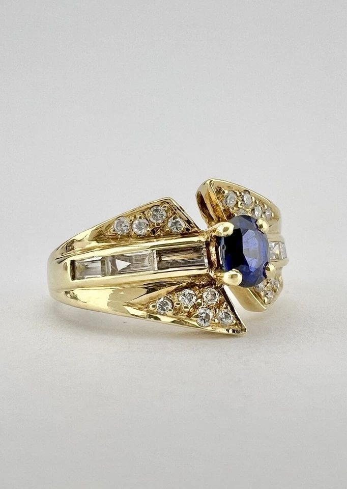 ANTIQUE 18K YELLOW GOLD ENGLISH HALLMARK BLUE OVAL SAPPHIRE & DIAMOND RING: ANTIQUE 18K YELLOW GOLD ENGLISH HALLMARK BLUE OVAL SAPPHIRE & DIAMOND RING Antique 18k Yellow Gold English Hallmark Sapphire & Diamond Ring Size: 7 - Can be Resized With Out Damage Weight is 5.0 Grams