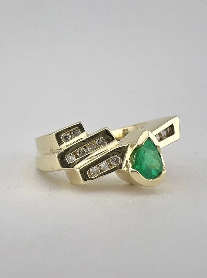 LEVIAN 14K YELLOW GOLD PEAR EMERALD & DIAMOND HALO RING: LEVIAN 14K YELLOW GOLD PEAR EMERALD & DIAMOND HALO RING LeVian 14K Yellow Gold Pear Emerald & Diamond Halo Ring Size: 7 - Can Be Sized Without Damaging Weight is 7.6 Grams on My Scale Metal: 14k Yello