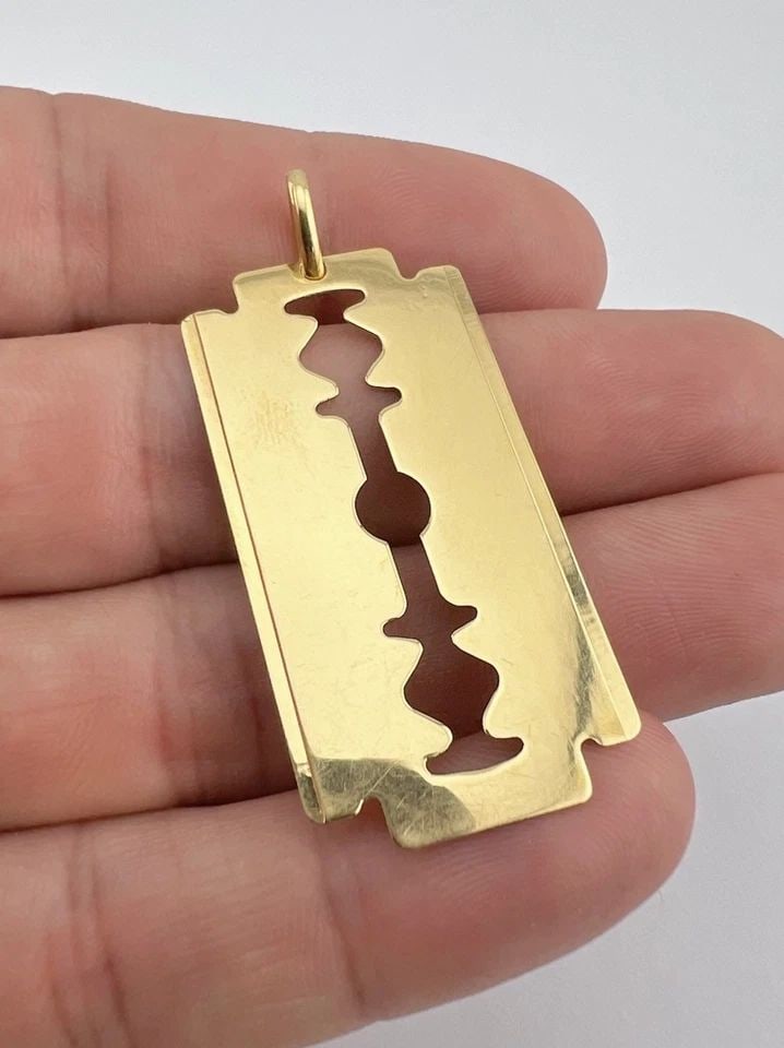 2" - VINTAGE ITALIAN 18K YELLOW GOLD RAZOR BLADE CHARM PENDANT - 4.9G (1 of 2)