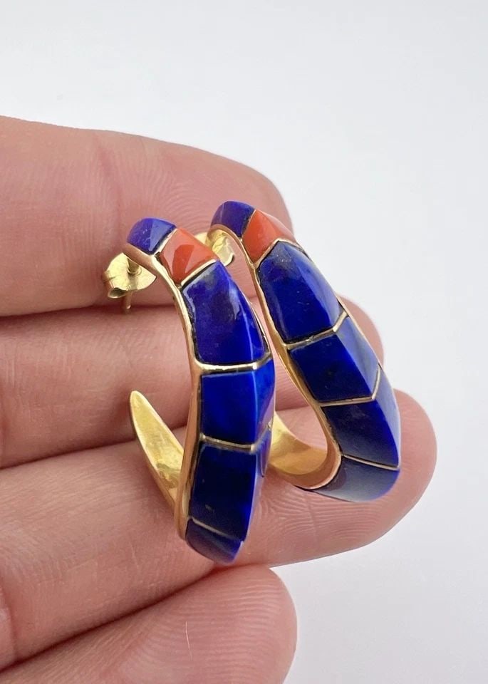 VTG NAVAJO 14K YELLOW GOLD LAPIS LAZULI & CORAL INLAY ZIG ZAG HOOP POST EARRINGS (1 of 2)