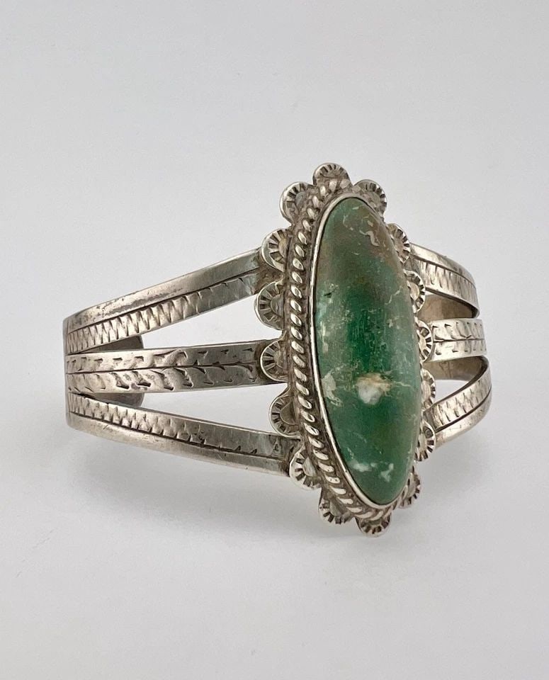 ANTIQUE EARLY 1930S NAVAJO COIN SILVER CERRILLOS TURQUOISE STAMPED CUFF BRACELET (1 of 2)