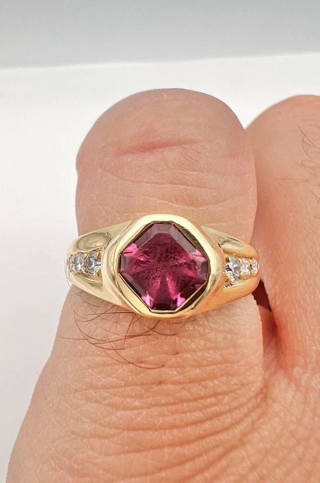 DESIGNER 18K YELLOW GOLD NATURAL RUBELLITE TOURMALINE & DIAMOND RING: DESIGNER 18K YELLOW GOLD NATURAL RUBELLITE TOURMALINE & DIAMOND RING Designer 18k Yellow Gold Natural Rubellite Tourmaline & Diamond Ring Size: 6 - Can Be Resized Metal: 18k (750) Yellow Gold Weight i